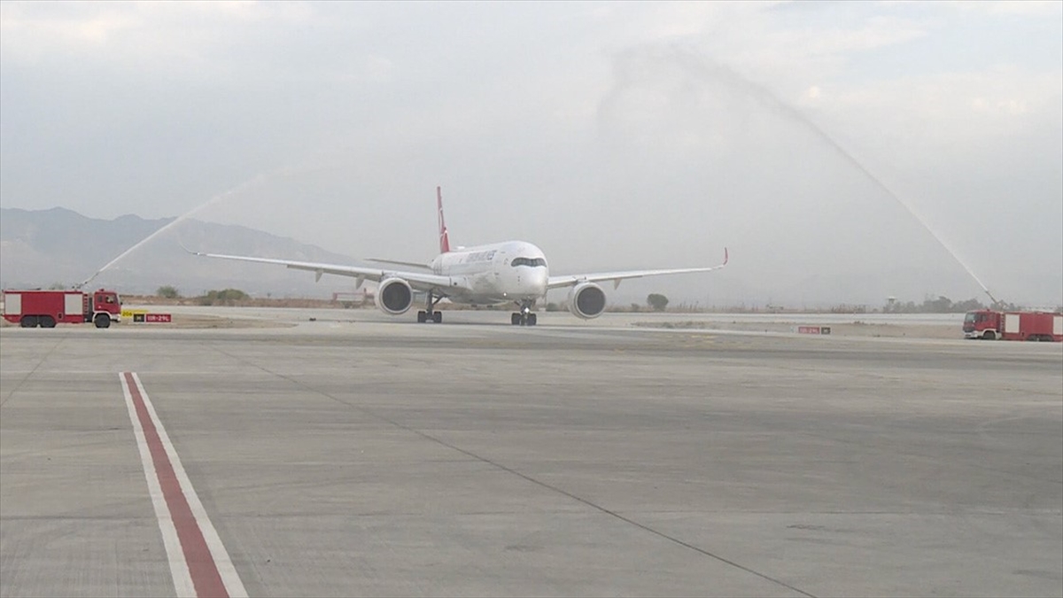 Thy'nin Geniş Gövdeli Yolcu Uçağı Yenilenen Ercan Havalimanı'na İniş Yaptı
