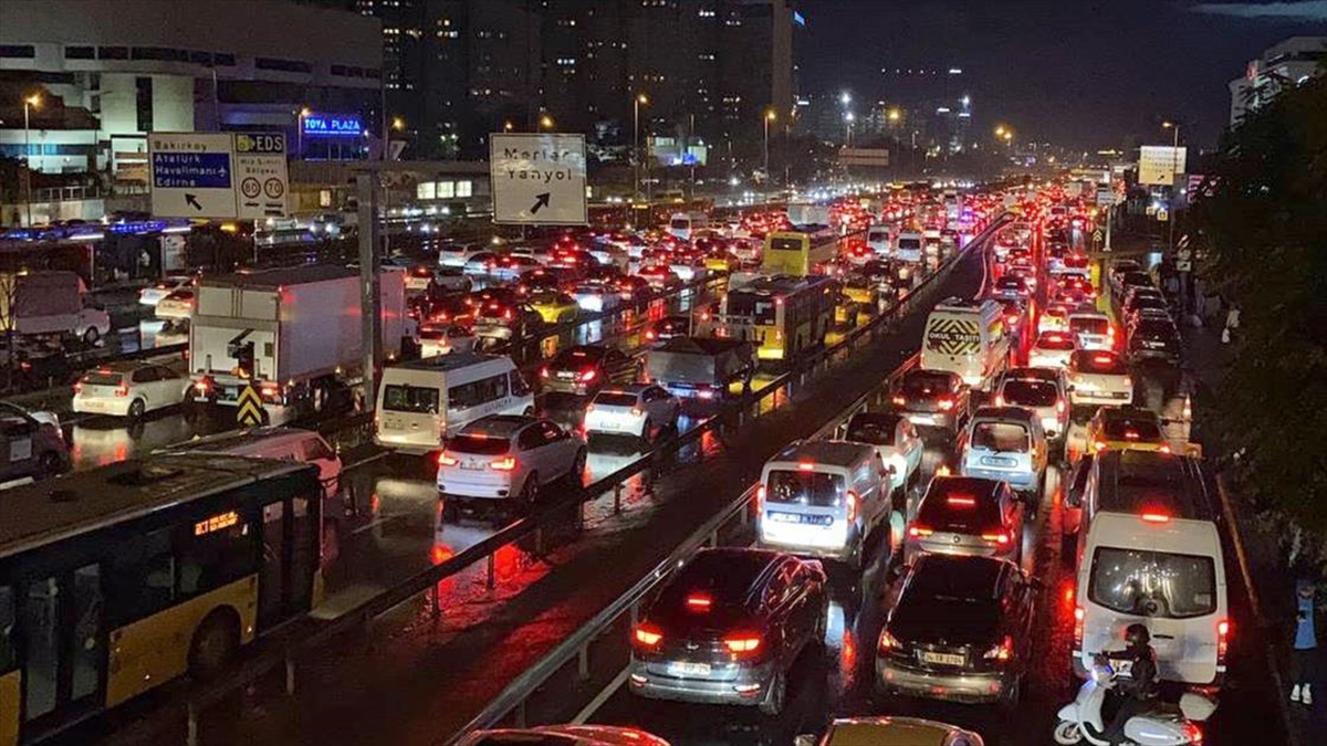 İstanbul'da Sağanağın Da Etkisiyle Trafik Yoğunluğu Yüzde 90'a Çıktı