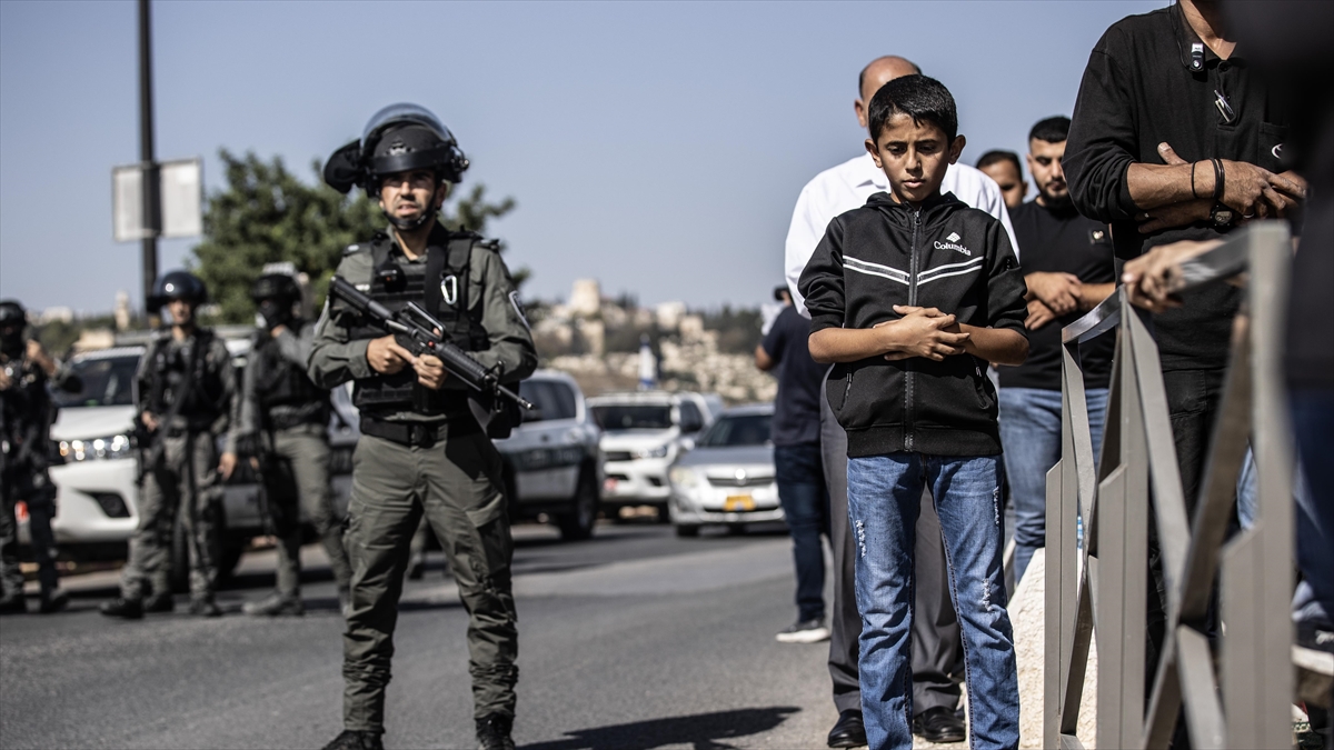 İsrail'in Girişleri Kısıtladığı Mescid-i Aksa'da Sadece 5 Bin 500 Filistinli Cuma Namazını Kılabildi