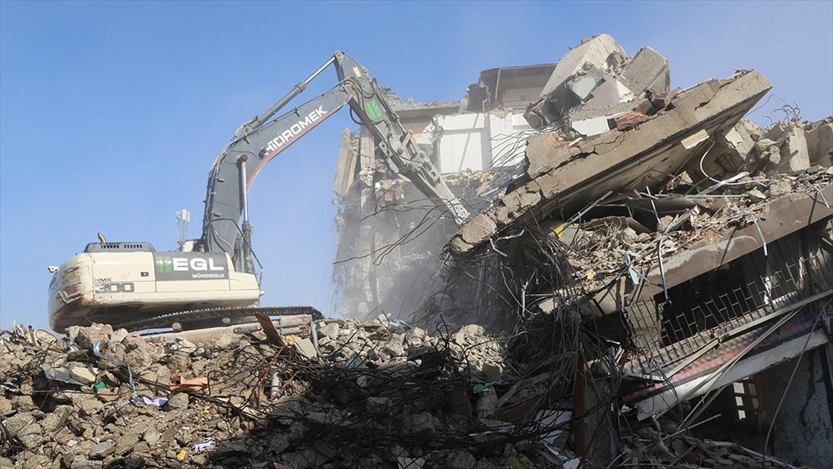 Hatay'da Depremlerde Ağır Hasar Alan 2 İş Hanı Kontrollü Yıkıldı