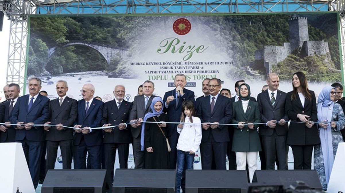 Küçük kız heyecandan kurdeleyi erken kesti