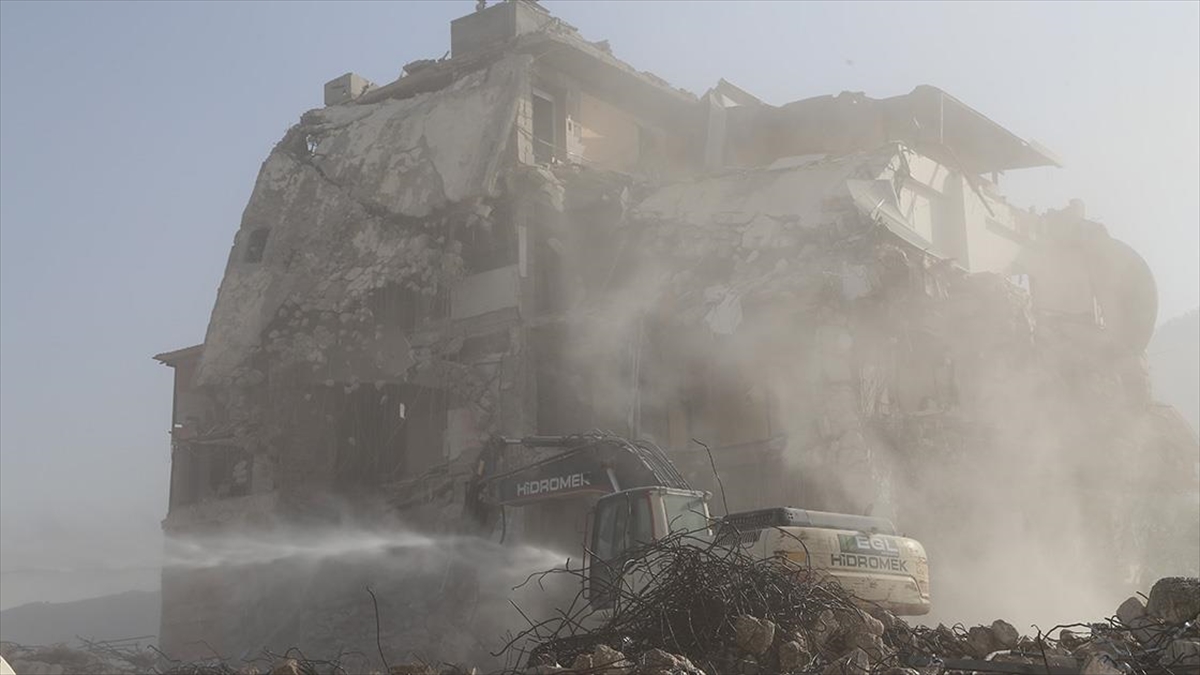 Hatay'da Depremlerde Ağır Hasar Alan 5 Bina Kontrollü Yıkıldı