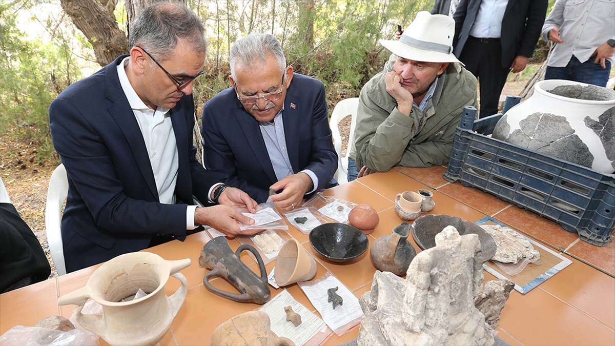 Kültepe Höyüğü'nde Geçmişi 7 Bin Yıla Kadar Uzanan Heykel Ve Kaplar Çıkarıldı