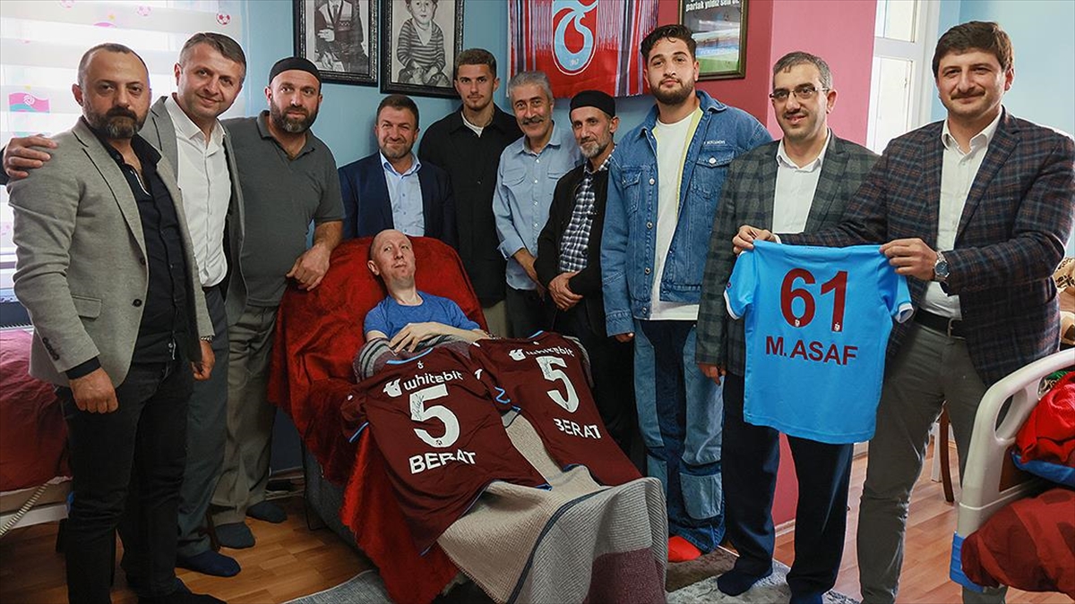 Trabzonsporlu Futbolculardan Anlamlı Ziyaret