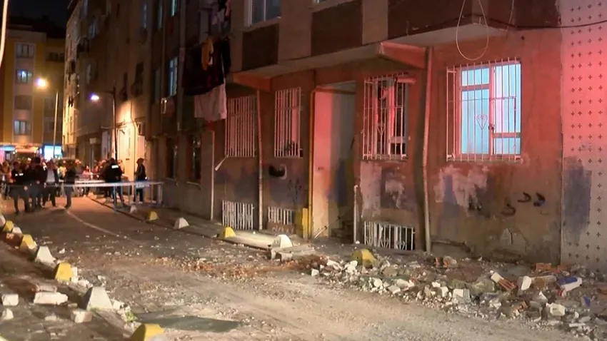 İstanbul'da bir bina kendi kendine çöktü