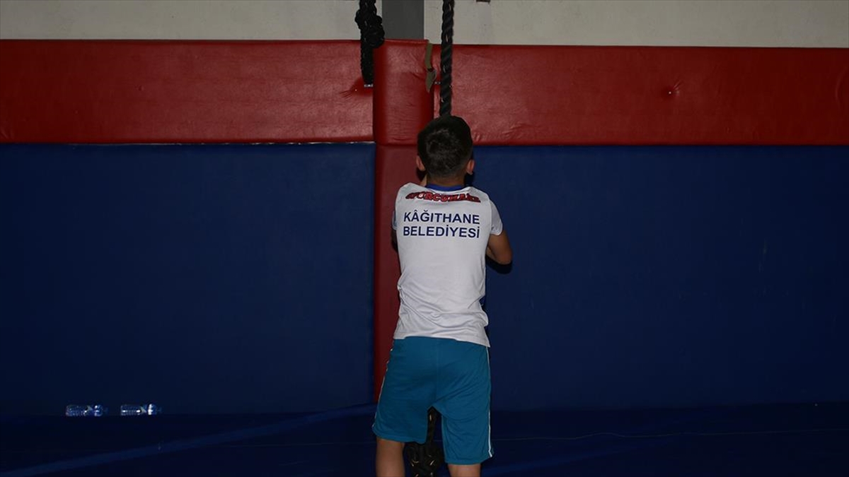 Devlet Korumasındaki Çocuk, Kendisi İçin Kurulan Güreş Takımında Başarıya Koşuyor