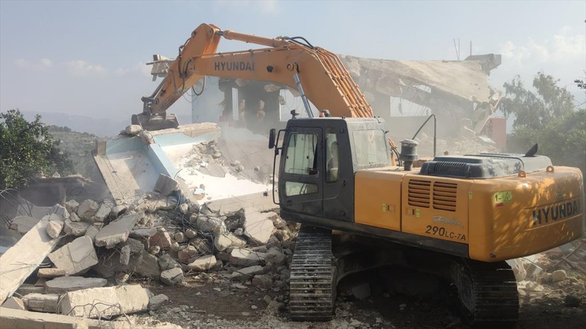 Hatay'da Depremlerde Ağır Hasar Alan Müstakil 4 Ev Kontrollü Yıkıldı