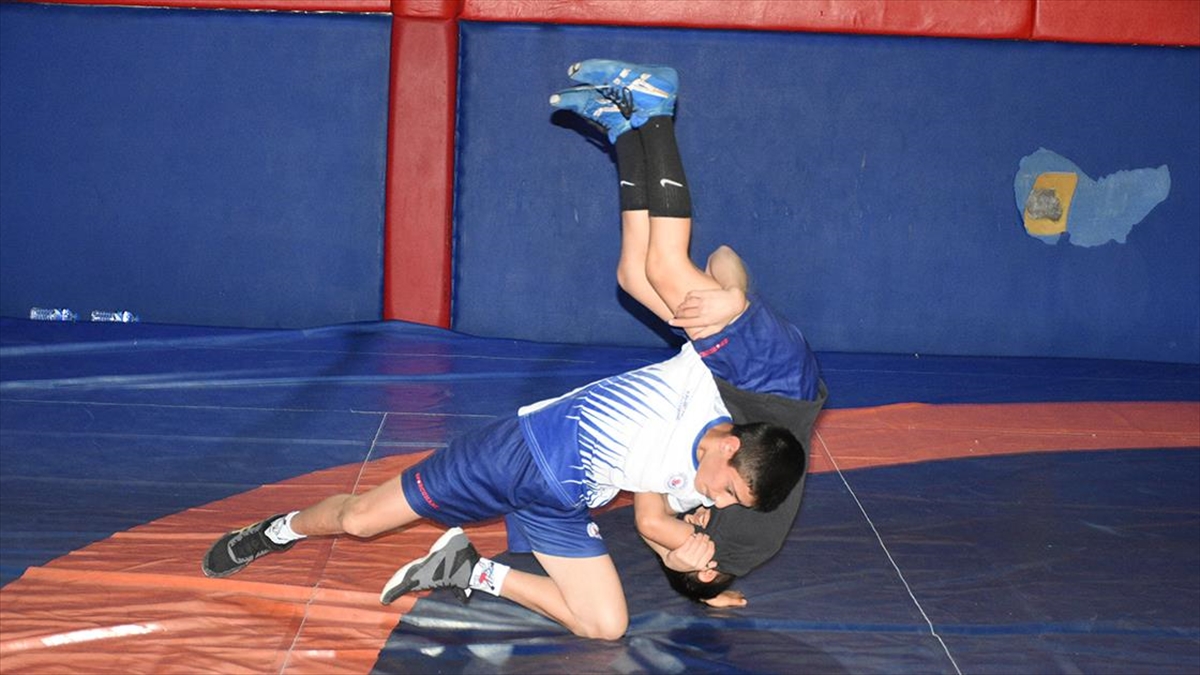 Güreşi Çok Seven Babası İçin Mindere Çıktı Şimdi Avrupa Şampiyonası'na Hazırlanıyor