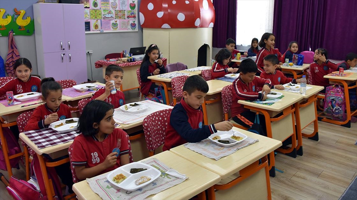 İlkokul Öğrencileri "sıcak Yemek" Uygulamasıyla Sağlıklı Besleniyor