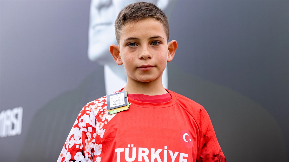 Dürüstlük Yaptı, Hediye Milli Formayı Kaptı