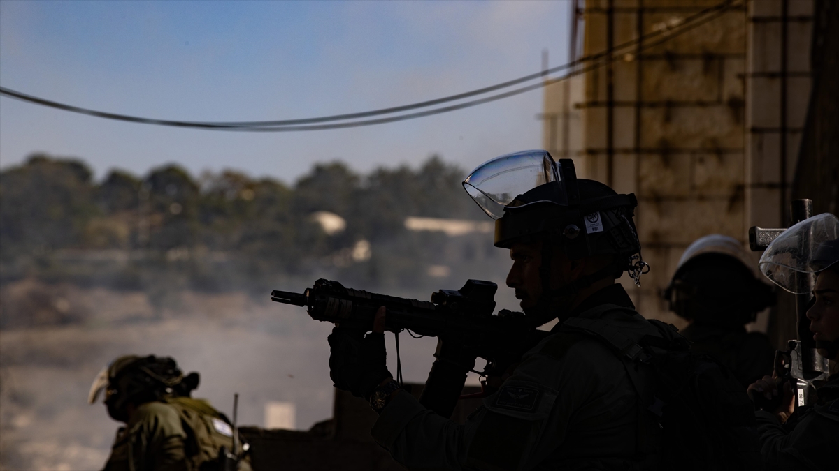 İsrail Askerleri Gözaltına Aldığı Filistinliyi "Canlı Kalkan" Olarak Kullandı