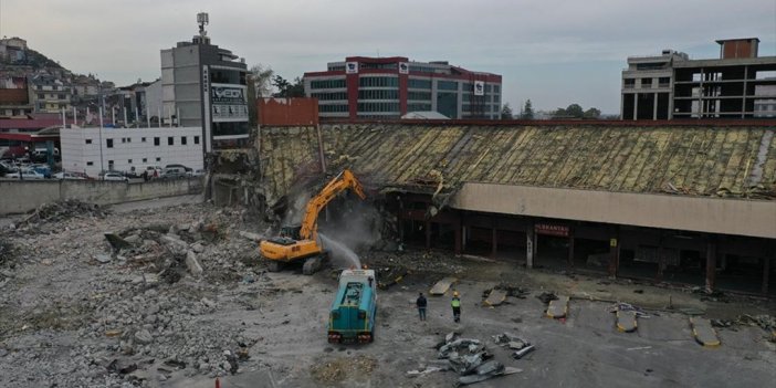 Trabzon'da 36 Yıl Faaliyet Gösteren Eski Otogarda Yıkım İşlemleri Sürüyor