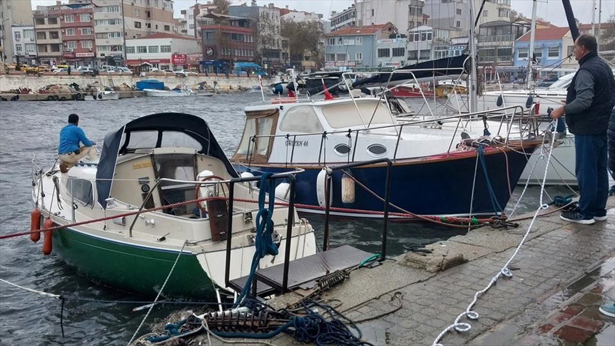 Çanakkale'de Kuvvetli Lodos Limandaki 2 Tekneyi Batırdı