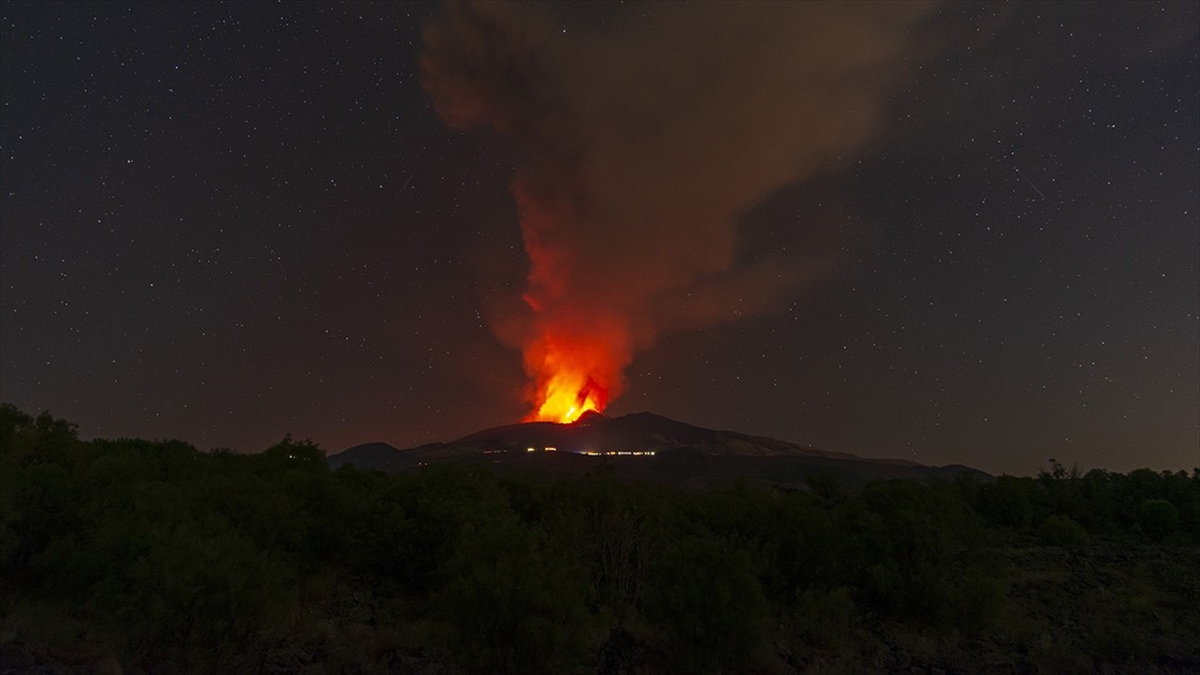 İtalya'da Etna Yanardağı Yeniden Faaliyete Geçti