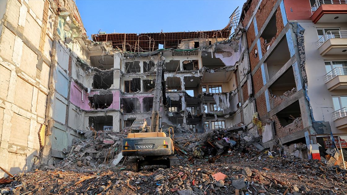 Malatya'da Depremde Ağır Hasar Alan Binaların Yıkımı Sürüyor