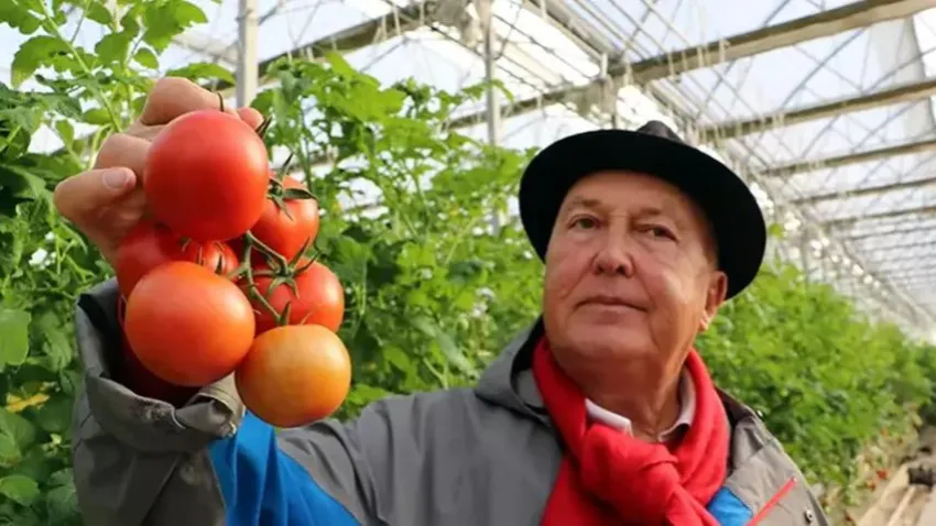 Prof.Dr.Ahmet Ercan domatesi göstererek mesaj verdi