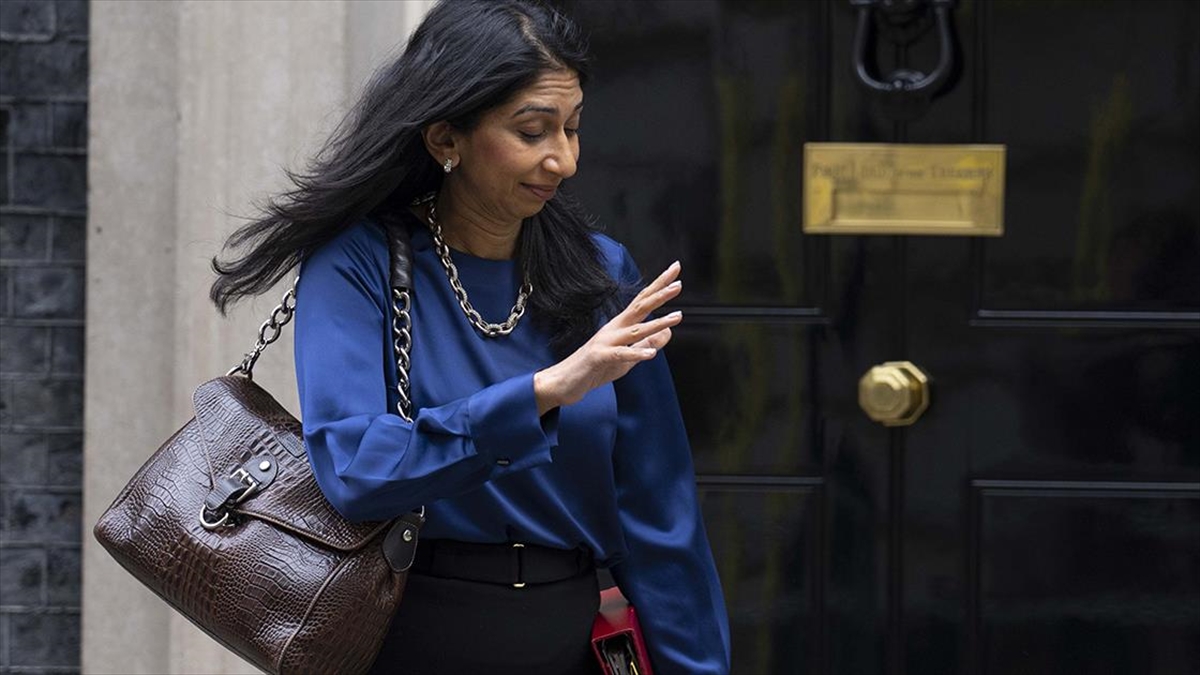 İngiltere'de Görevden Alınan İçişleri Bakanı Braverman'ın Siyasi Hayatı Nefret Söylemleriyle Özdeşleşti