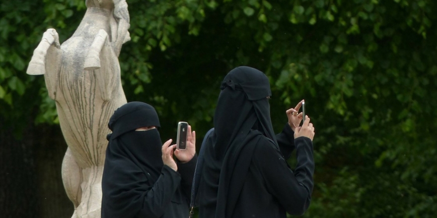 Hollanda'da 'Burka Arkadaşlığı' Eylemi