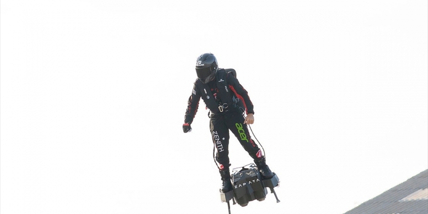 Fransız Mucit Manş Denizi'ni Uçan Kaykayla Geçti