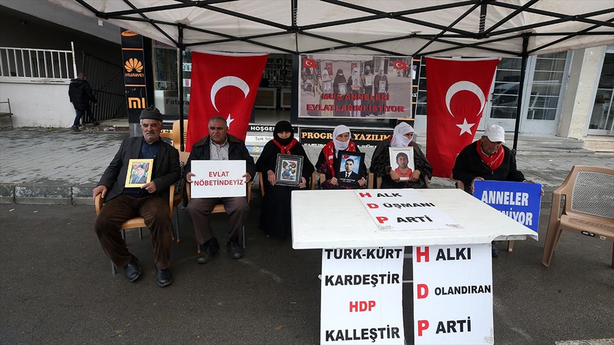 Muşlu Aileler Çocuklarına Kavuşma Ümidiyle Hdp Önündeki Eylemini Sürdürdü