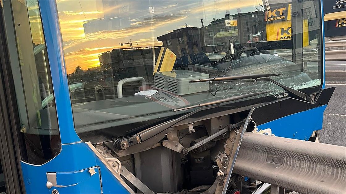 Avcılar'da Bariyere Çarpan İett Otobüsünün Şoförü Yaralandı