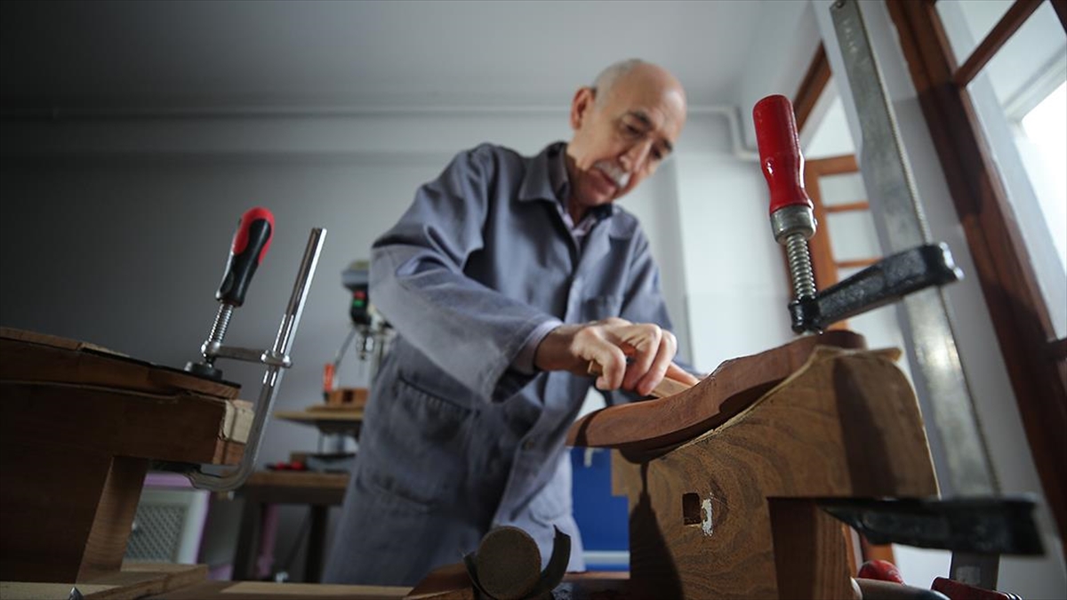 Devlet Korosunda Yıllarca Çaldığı Klasik Kemençenin Yapımında Da Usta Oldu