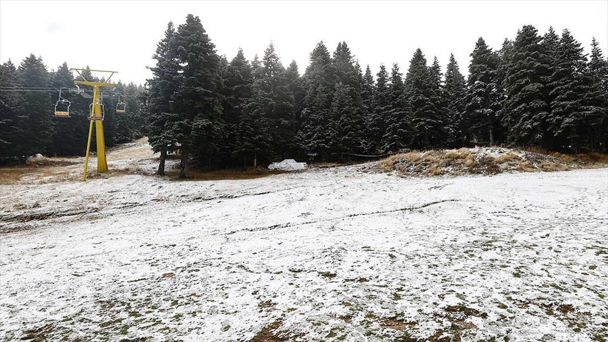 Uludağ'da Mevsimin İlk Karının Düşmesi Turizmcilerin Beklentisini Yükseltti