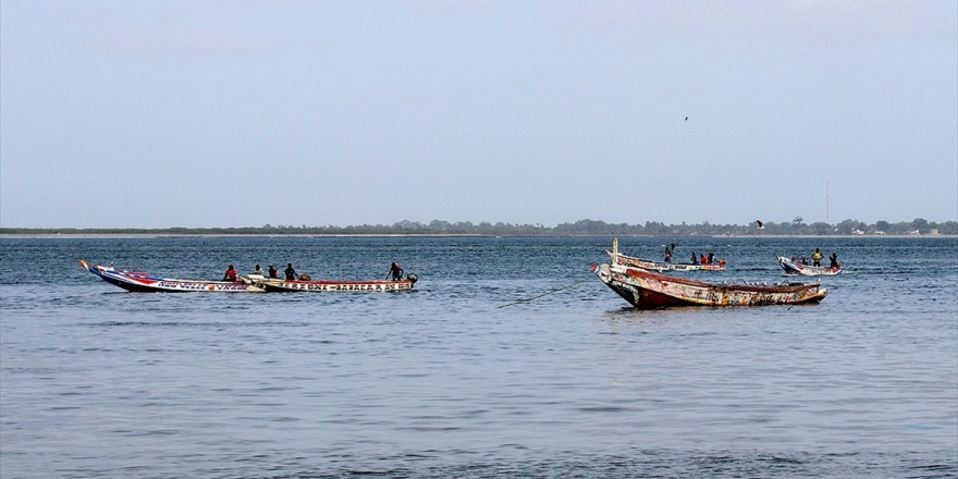 Rengarenk Sandallarıyla Okyanusun Senegalli Balıkçıları