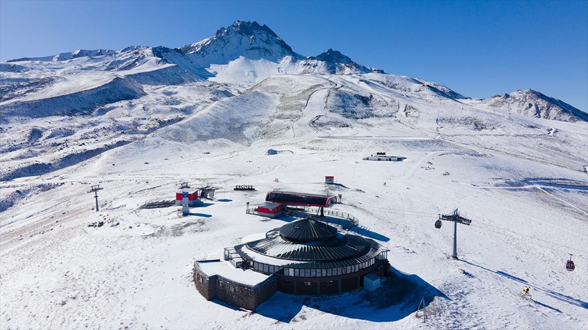 Erciyes Dağı'na Kar Yağdı