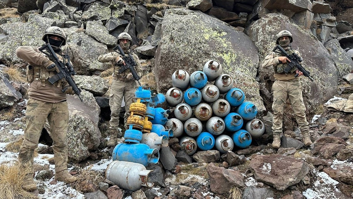 Ağrı Dağı'nda Terör Örgütüne Ait 2 Mağarada Yaşam Malzemesi Ele Geçirildi