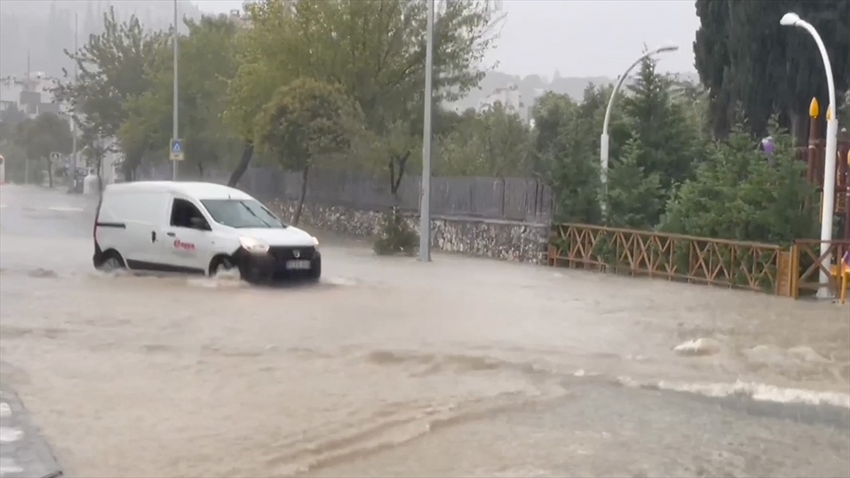Aydın'da Sağanak Ve Fırtına Yaşamı Olumsuz Etkiledi