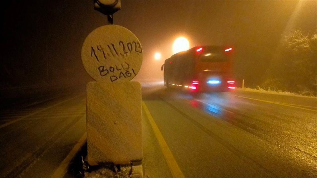 D-100 Karayolu'nun Bolu Dağı Geçişinde Kar Yağışı Başladı