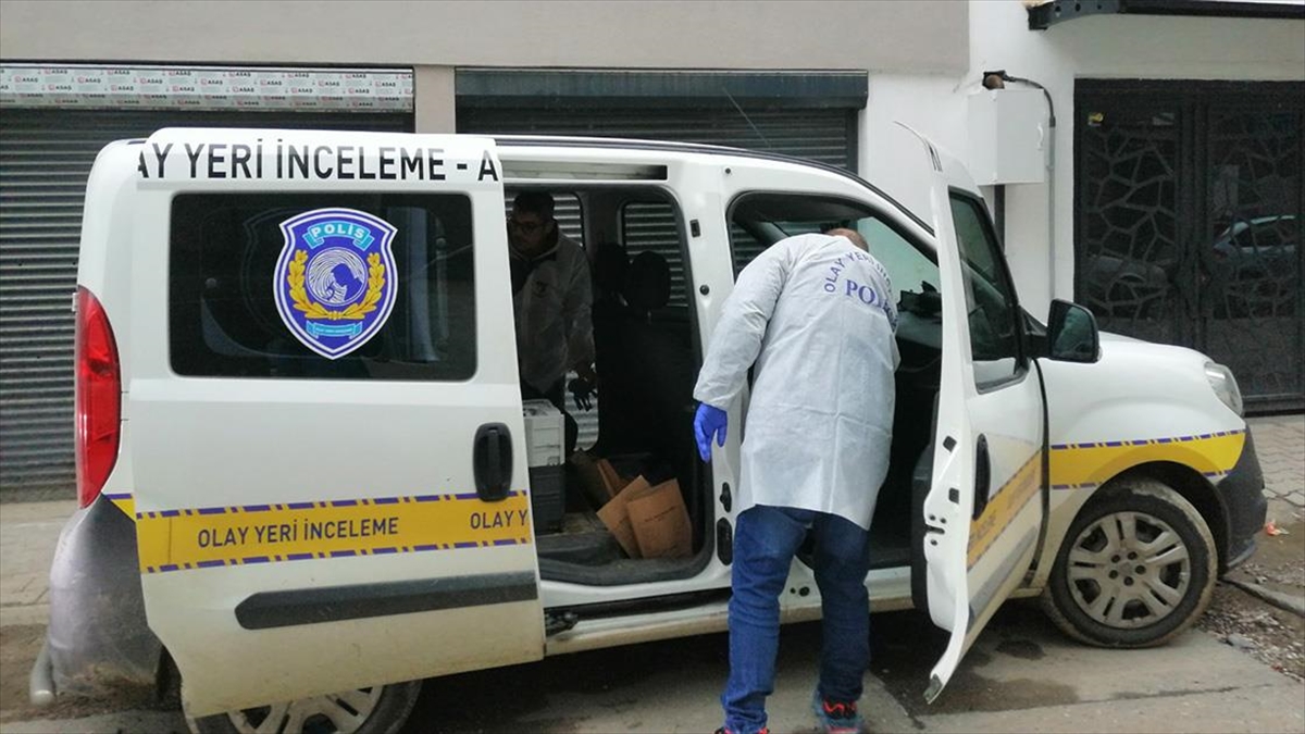 Manisa'da Bir Apartmandaki Asansörde Anne İle Kızının Cesedi Bulundu