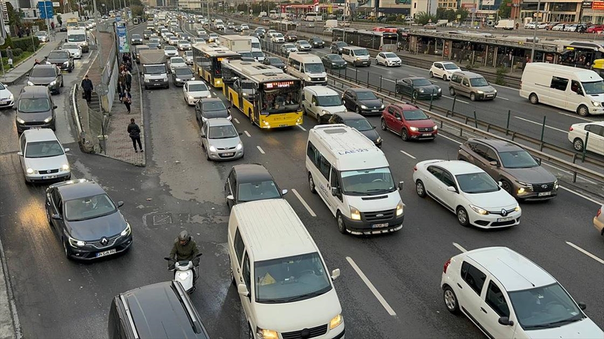 İstanbul'da Ara Tatilin Ardından Okulların Açılmasıyla Trafik Yoğunluğu Oluştu