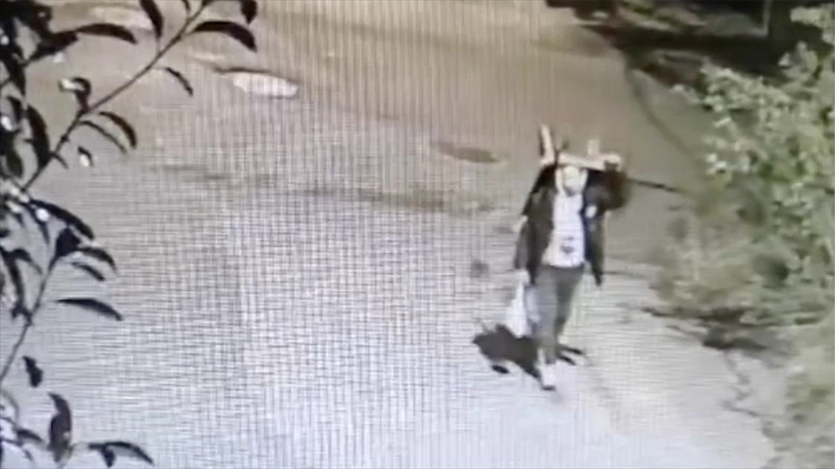 El Arabasıyla Geldiği Villadan 5 Milyon Liralık Mücevher Bulunan Çelik Kasayı Çaldı