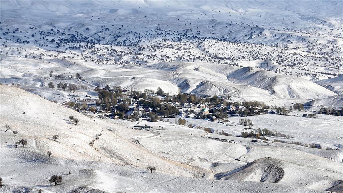 Muş'ta Yüksek Kesimdeki Köyler Beyaza Büründü
