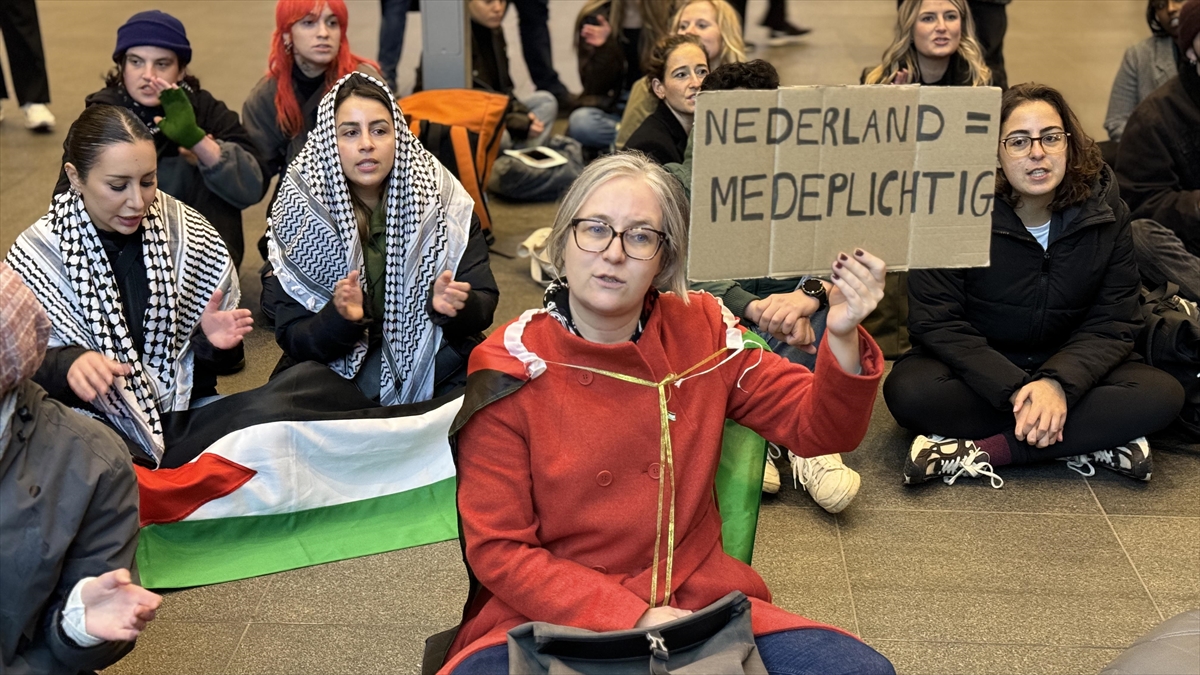 Hollanda'da Seçim Arifesinde Yapılan Oturma Eyleminde "gazze'de Ateşkes" Çağrısı Yapıldı
