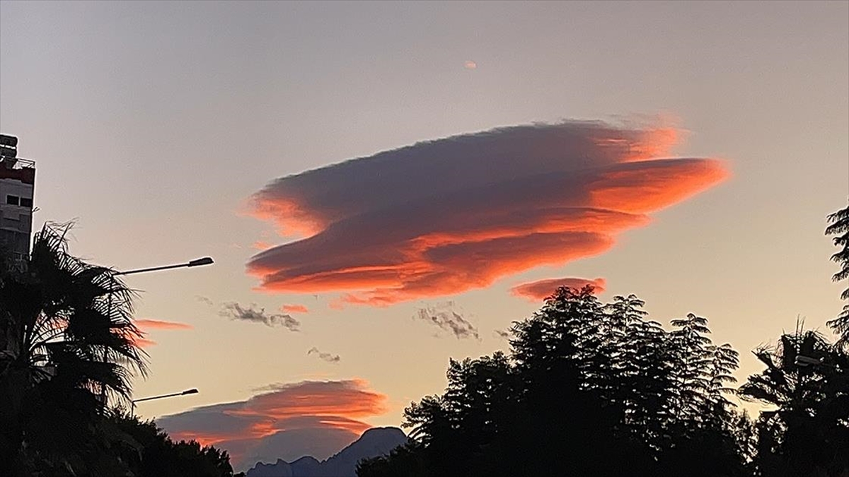 Antalya'da Mercek Bulutu Görüldü