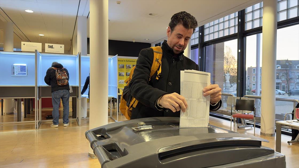 Hollandalılar Genel Seçimler İçin Sandık Başında