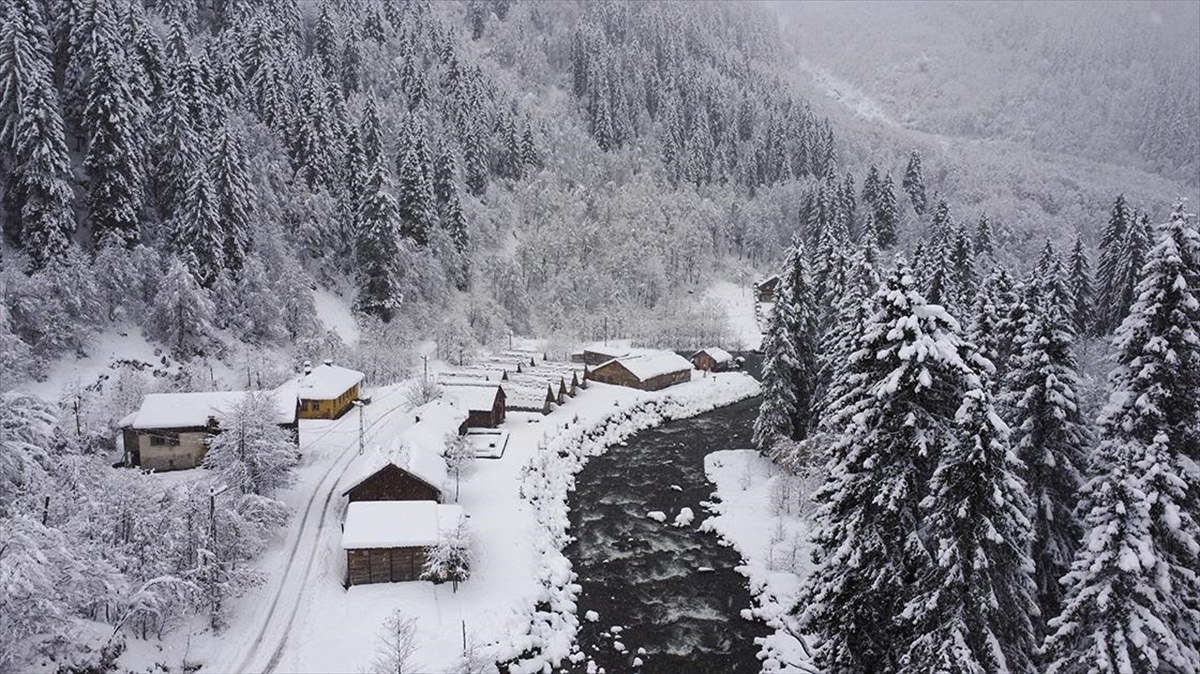 Rize'de Karla Kaplanan Yaylalar Dronla Görüntülendi