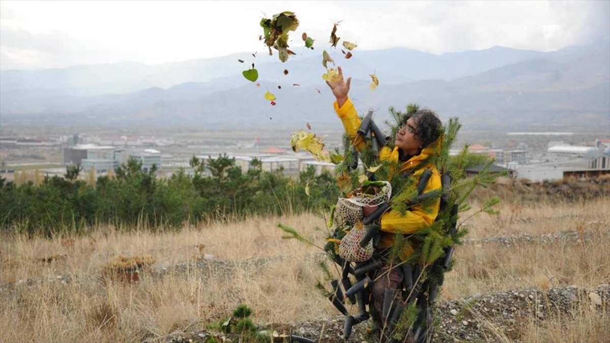 Erzincan'da Akademisyen 3 Yıldır Diktiği Fidanların Doğum Gününü Kutluyor