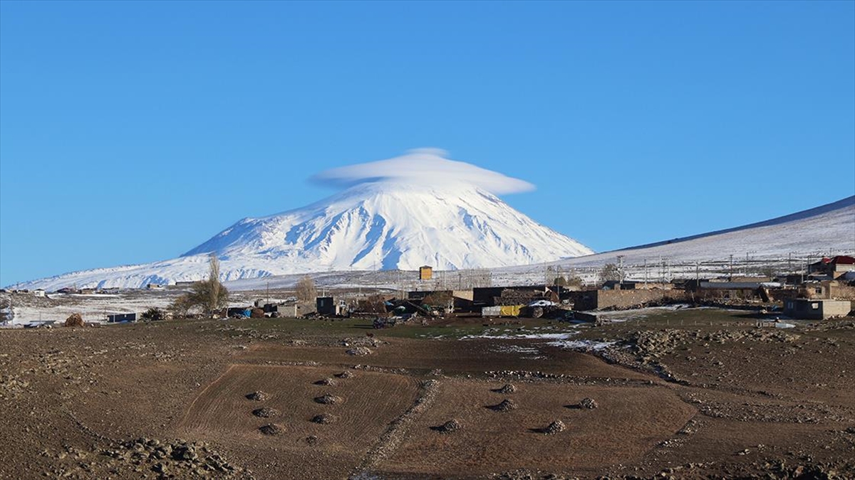 Ağrı Dağı'nın Zirvesinde "şapka" Şeklinde Mercek Bulut Oluştu