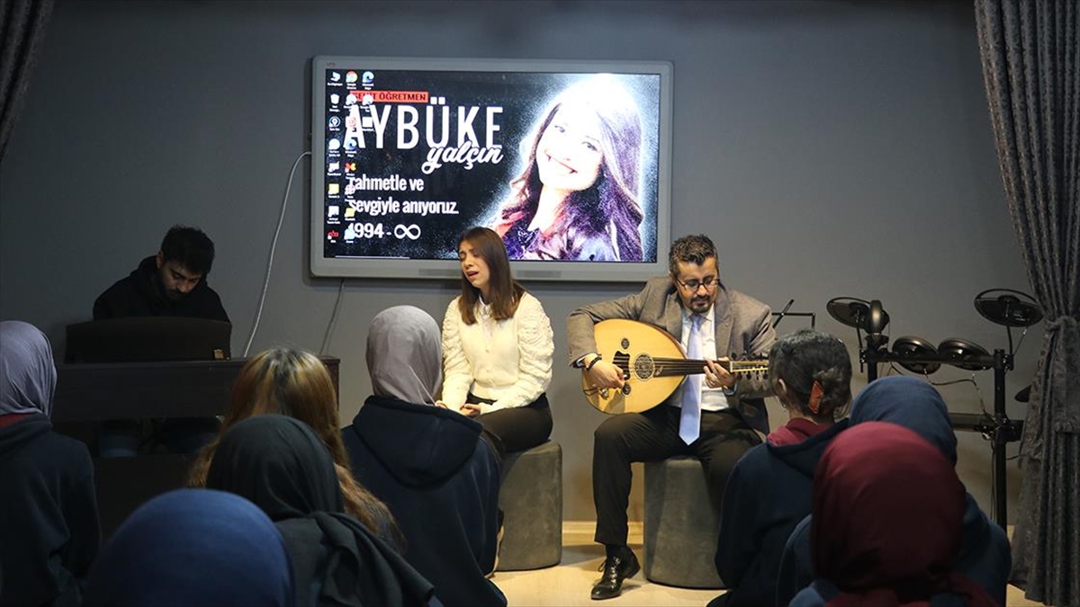 Görev Yaptığı İlçedeki Müzik Öğretmenleri Şehit Meslektaşları Aybüke Yalçın'ı Okulunda Andı