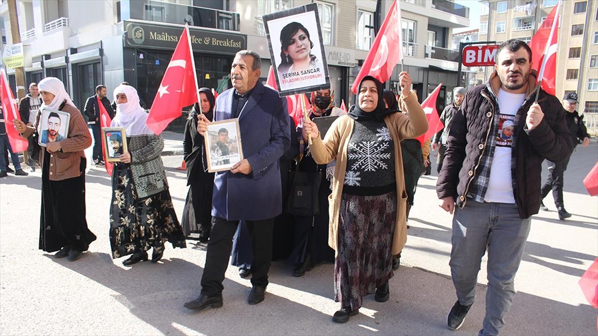 Vanlı Aileler Hdp İl Başkanlığı Önündeki Eylemlerini Sürdürdü