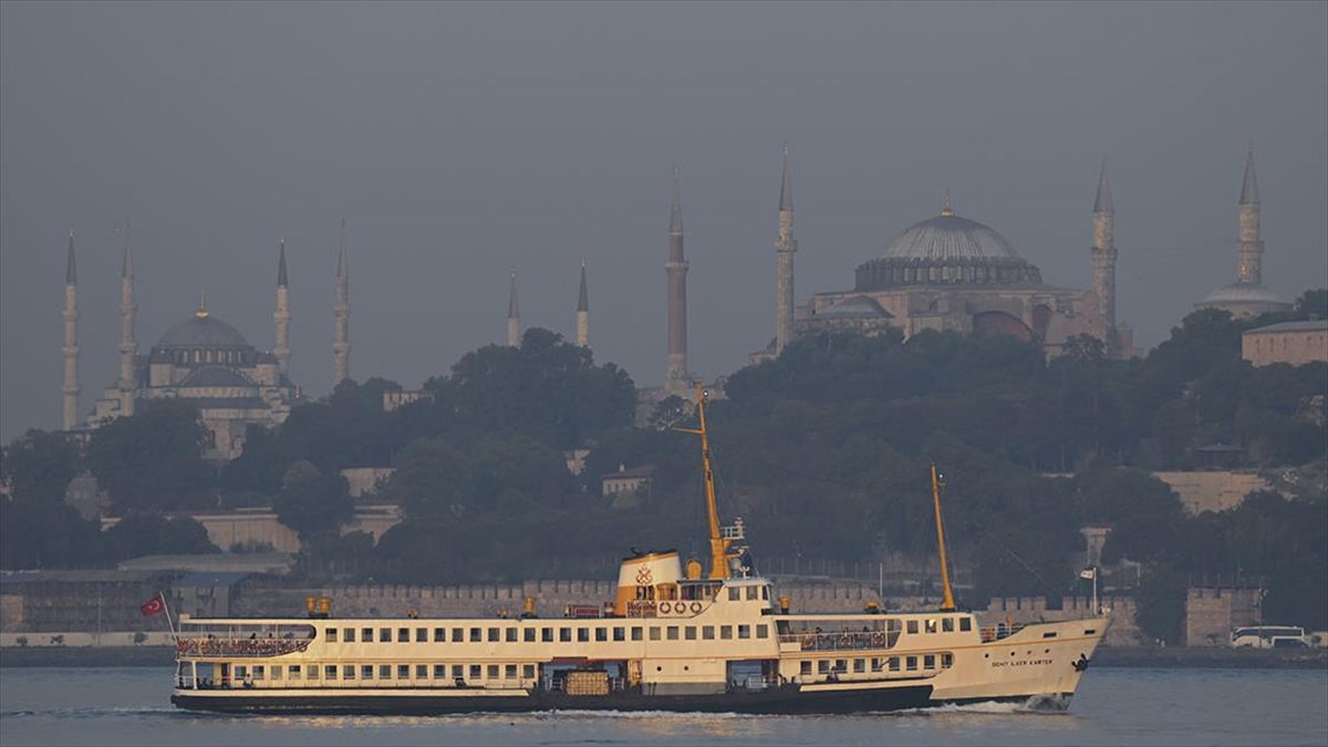 İstanbul'da Vapur Seferlerine Hava Muhalefeti Engeli