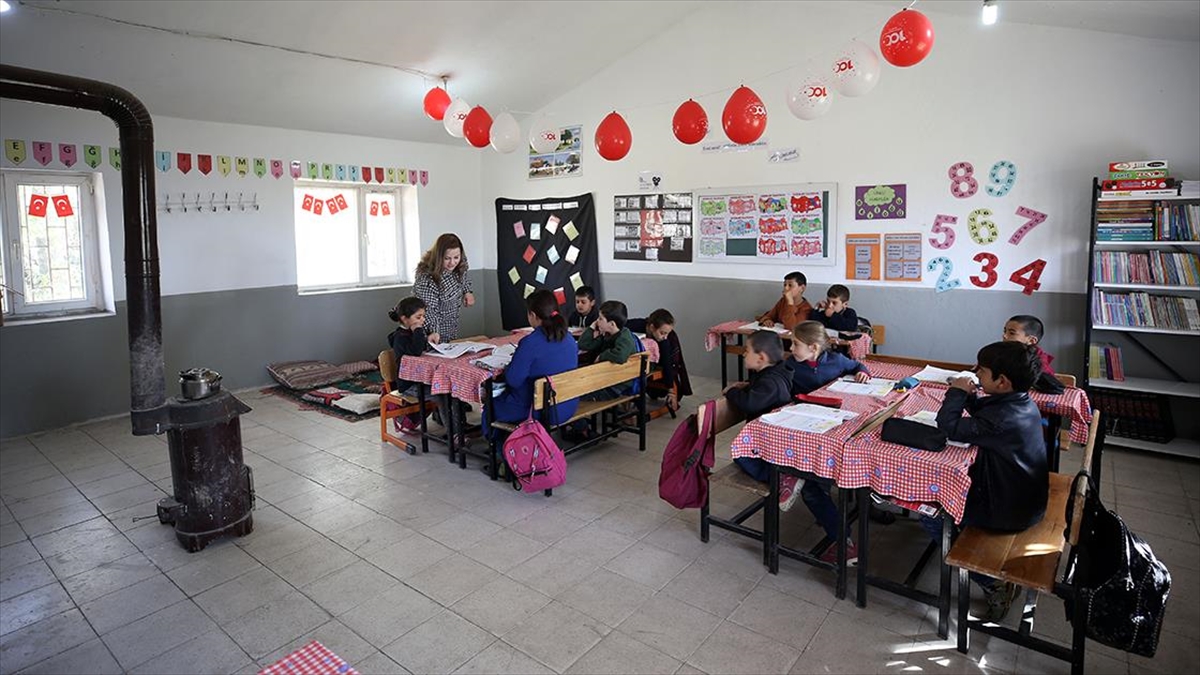 Gülşah Öğretmen, 12 Öğrencisi İçin Her Gün Kilometrelerce Yol Katediyor