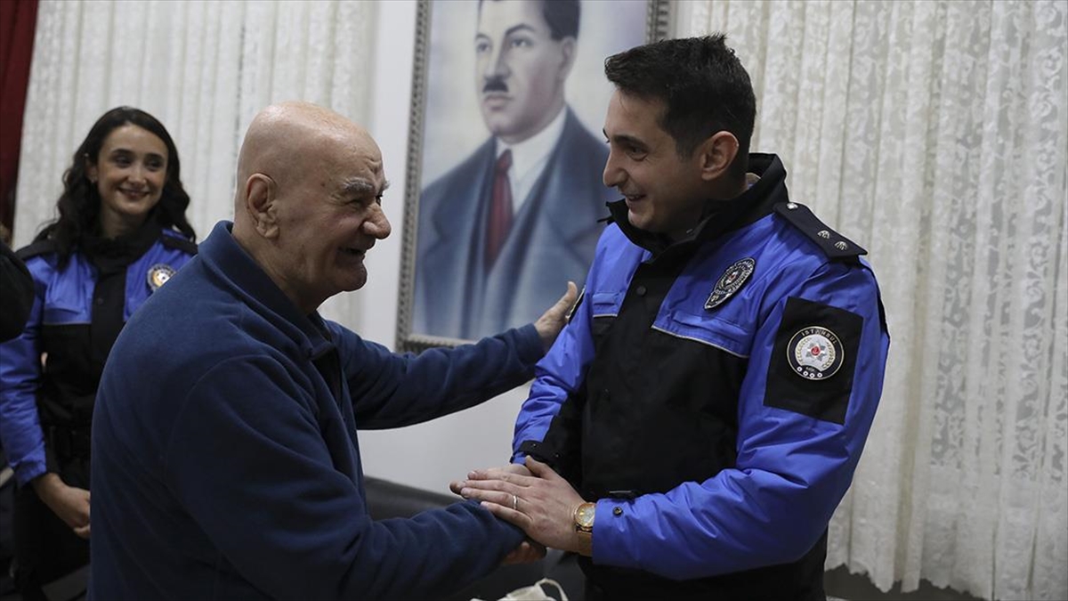 Polislerden Öğretmenler Huzurevine Ziyaret