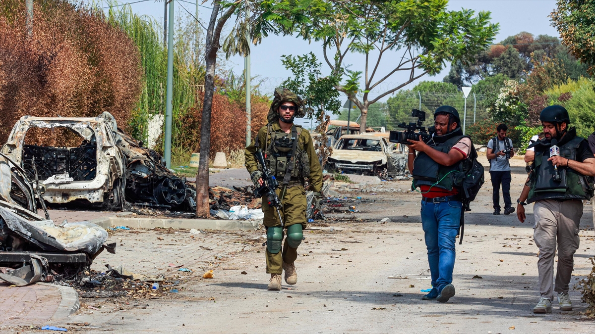 Abd Ve İngiliz Televizyon Kanallarının "gazzeli İntihar Yelekli Militan" Görüntülerindeki Detay Gündem Oldu