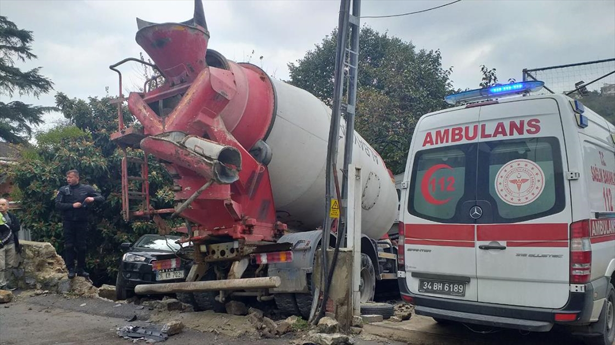 Üsküdar'da Yokuştan Kayan Beton Mikseri 7 Araca Zarar Verdi