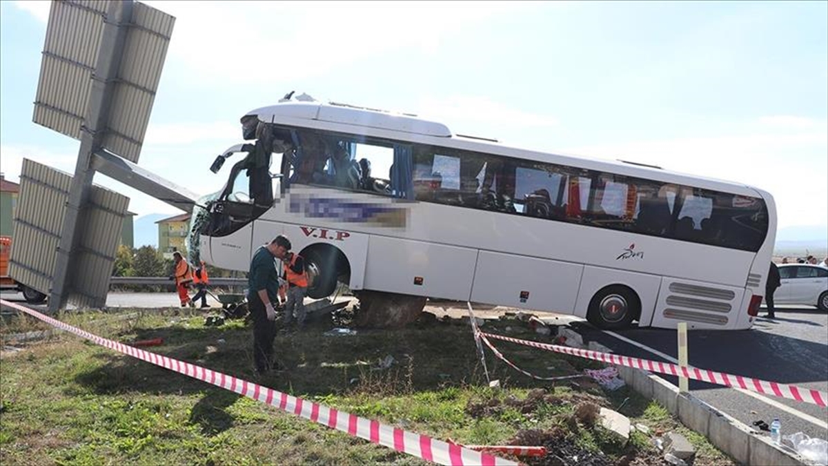 Denizli'de Turistleri Taşıyan Otobüsle Otomobilin Çarpıştığı Kazada Ölü Sayısı 3'e Çıktı
